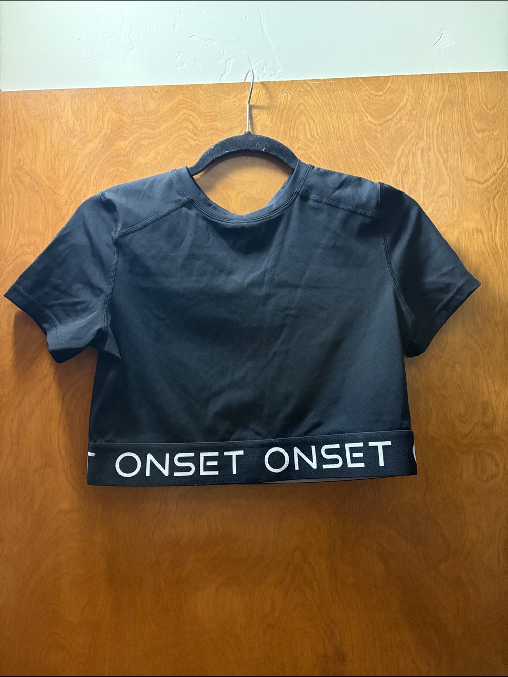 Onset Black Women’s Cropped Athletic Tee